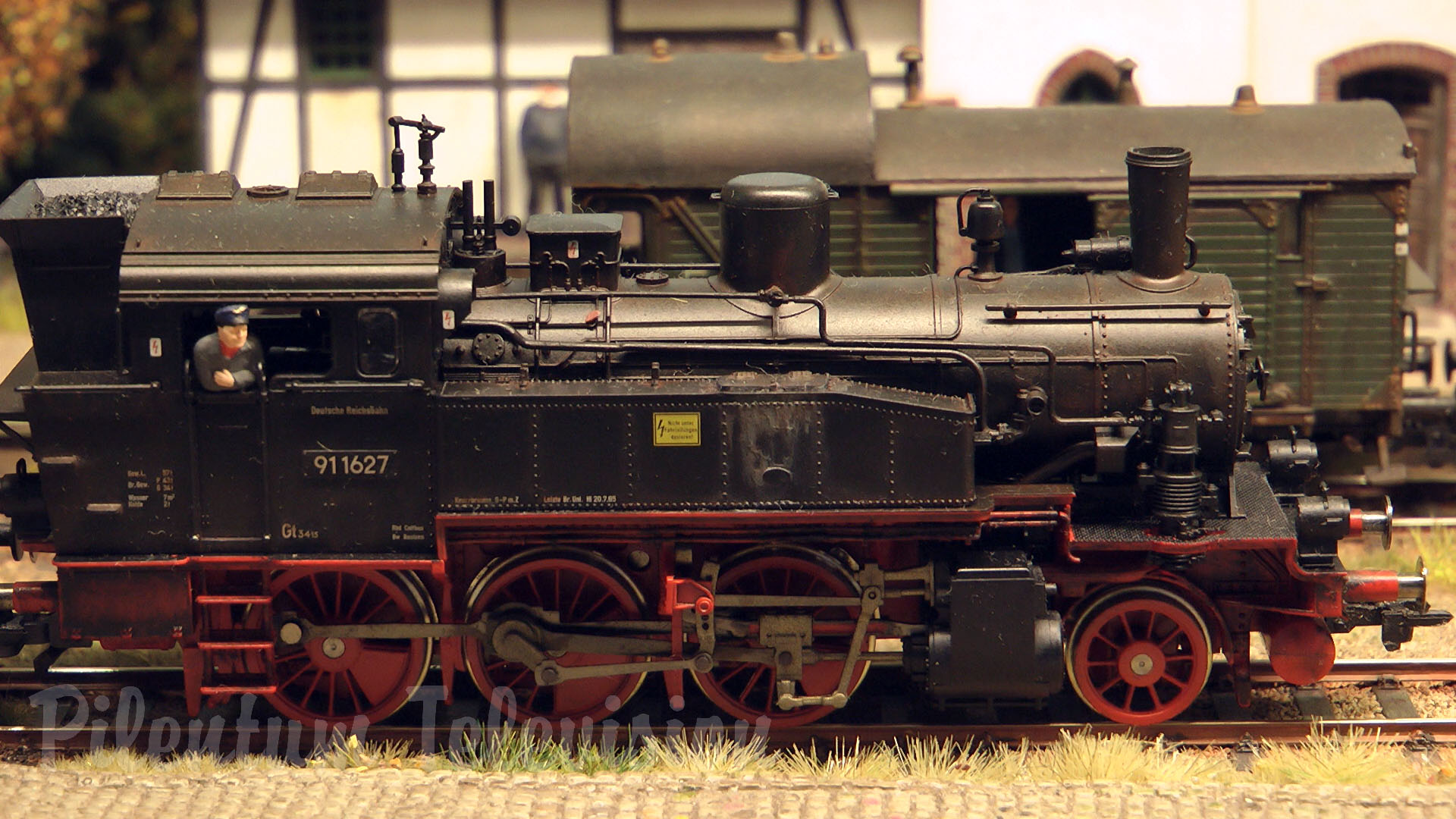 Bellissimo plastico ferroviario di treni a vapore e locomotive a vapore nella Germania dell’Est