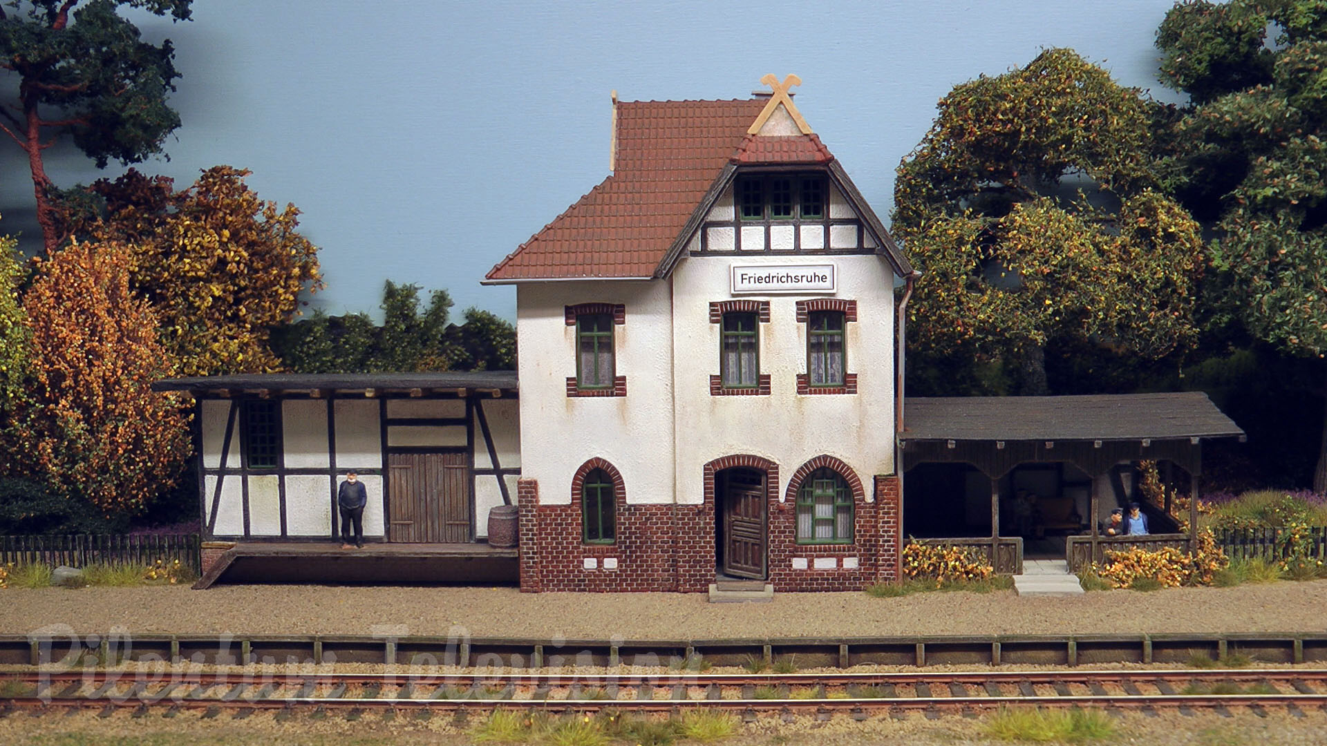 Bellissimo plastico ferroviario di treni a vapore e locomotive a vapore nella Germania dell’Est