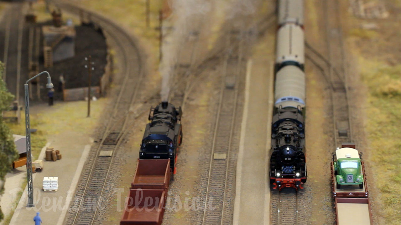 Bellissimo plastico ferroviario in scala HO con locomotive a vapore fumanti
