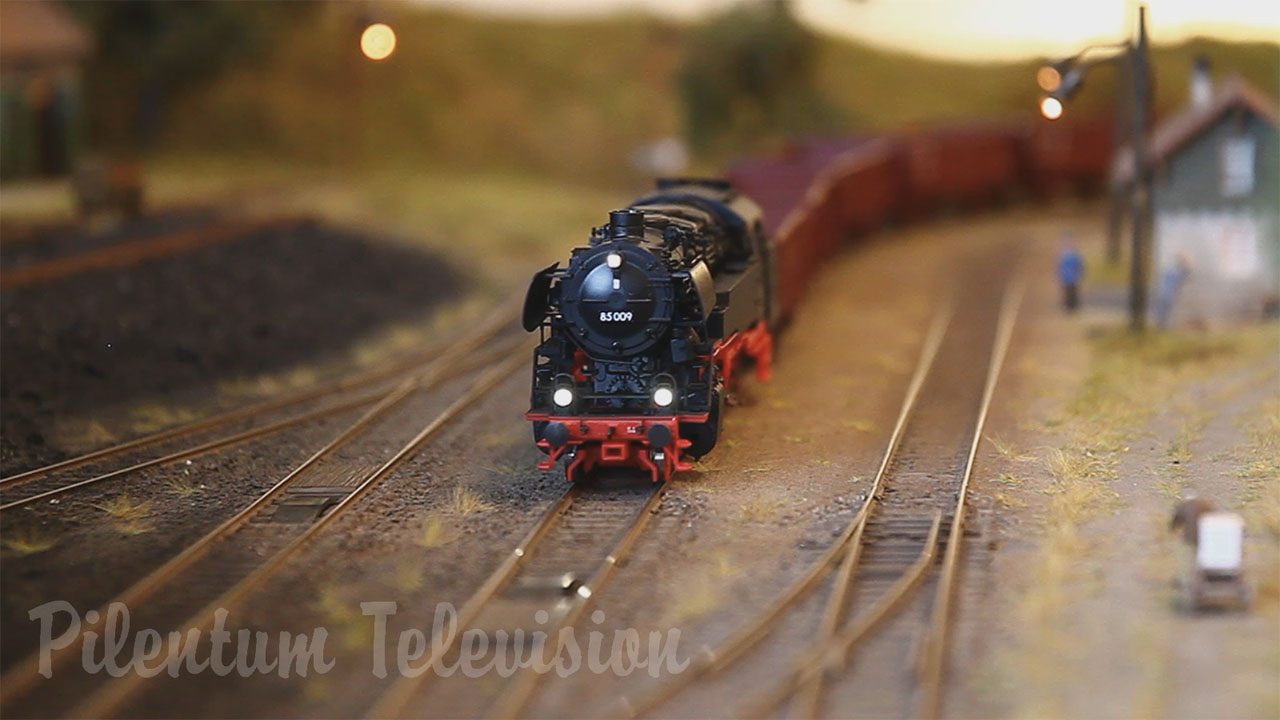 Bellissimo plastico ferroviario in scala HO con locomotive a vapore fumanti