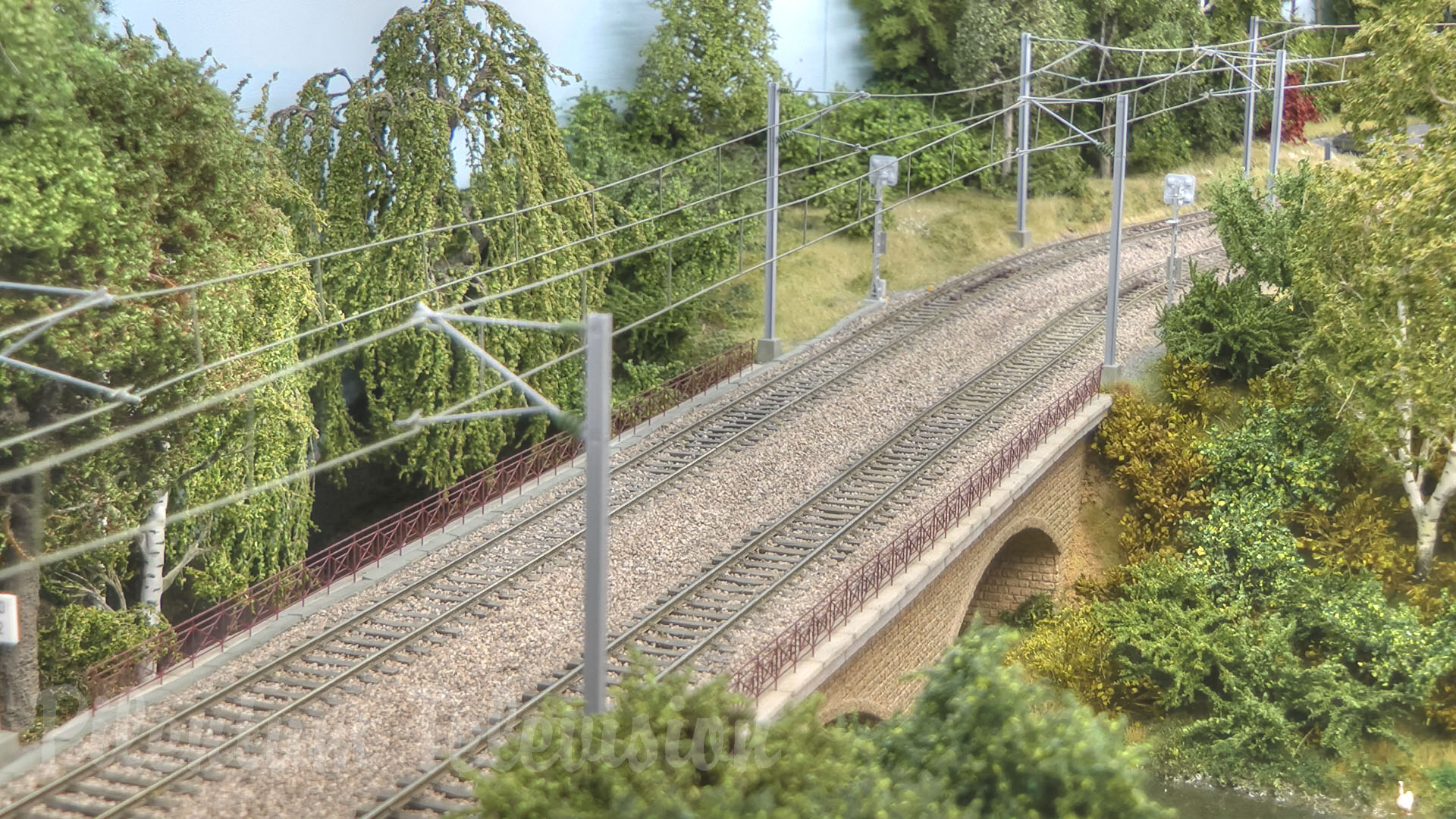 Bellissimo plastico ferroviario in scala HO con modellini di treni del trasporto ferroviario del Lussemburgo