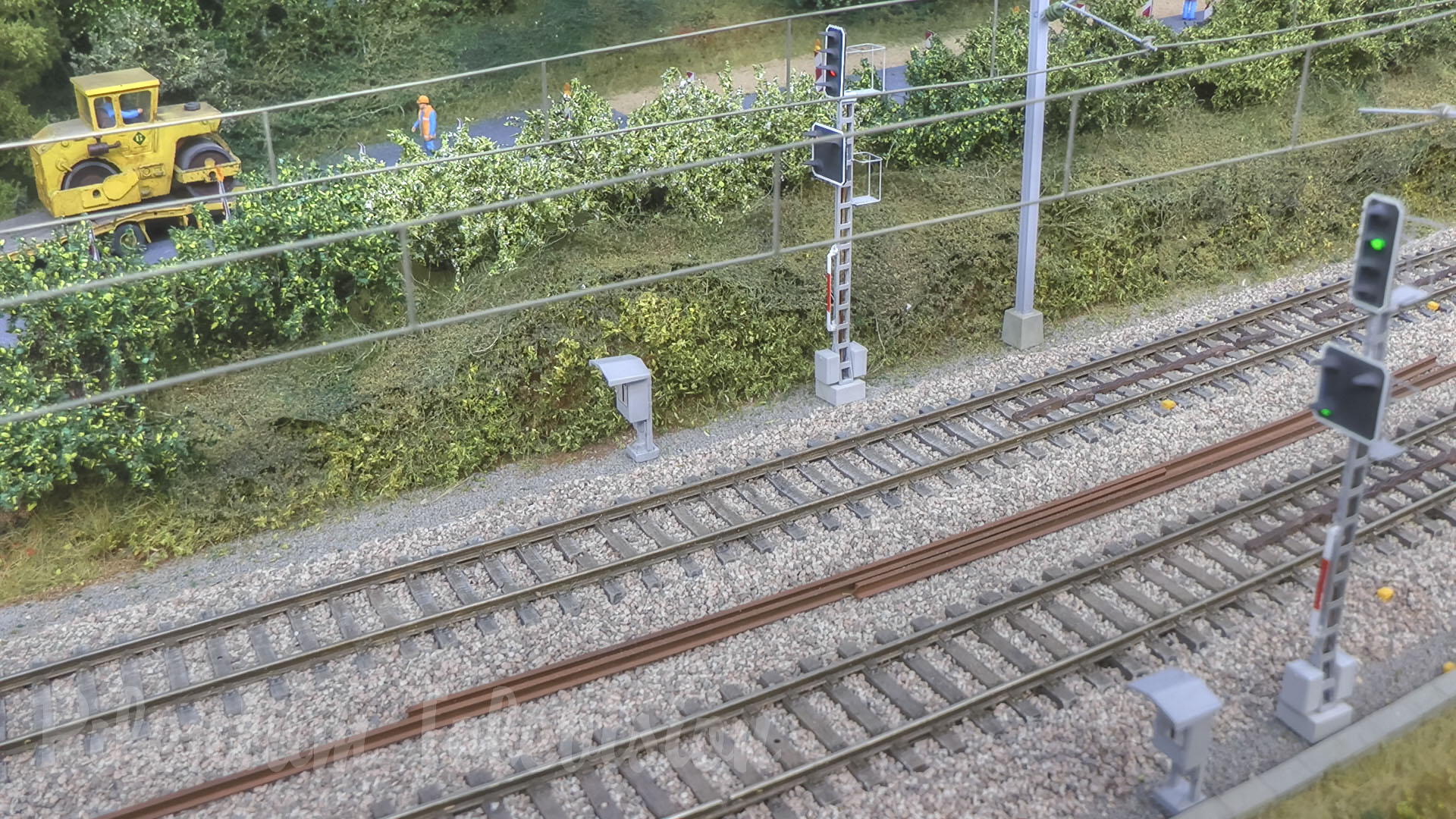Bellissimo plastico ferroviario in scala HO con modellini di treni del trasporto ferroviario del Lussemburgo