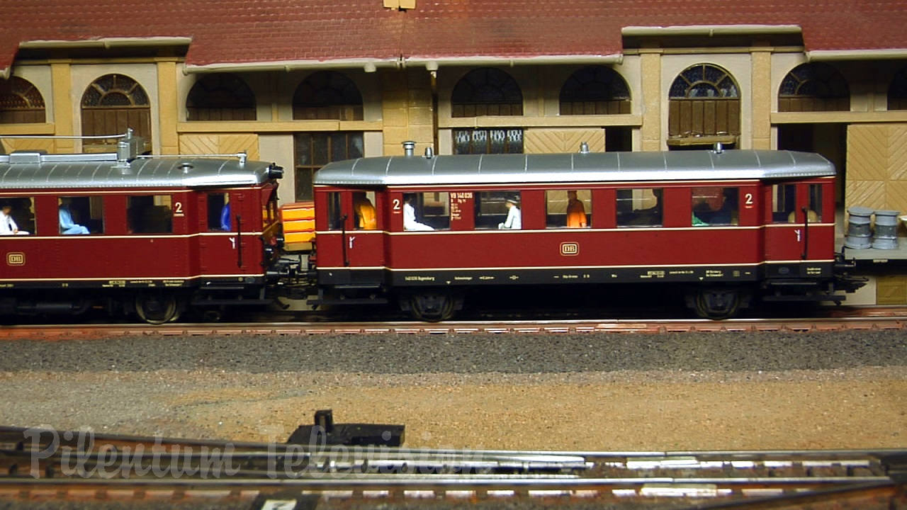 Plastico ferroviario con treni e trenini in scala HO con uno scenario sexy