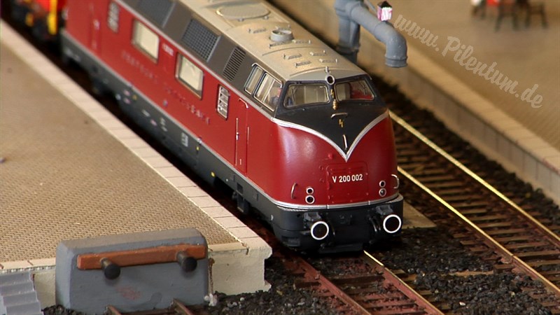 Plastico ferroviario con treni e trenini in scala HO