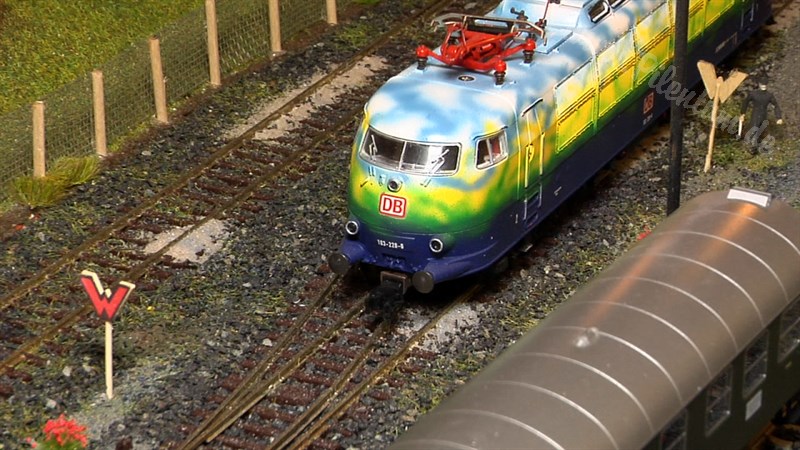Plastico ferroviario con treni e trenini in scala HO