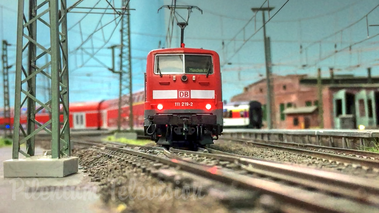 Plastico ferroviario “Stazione centrale di Neupreussen” - Treni Piko e Trenini Roco in scala HO