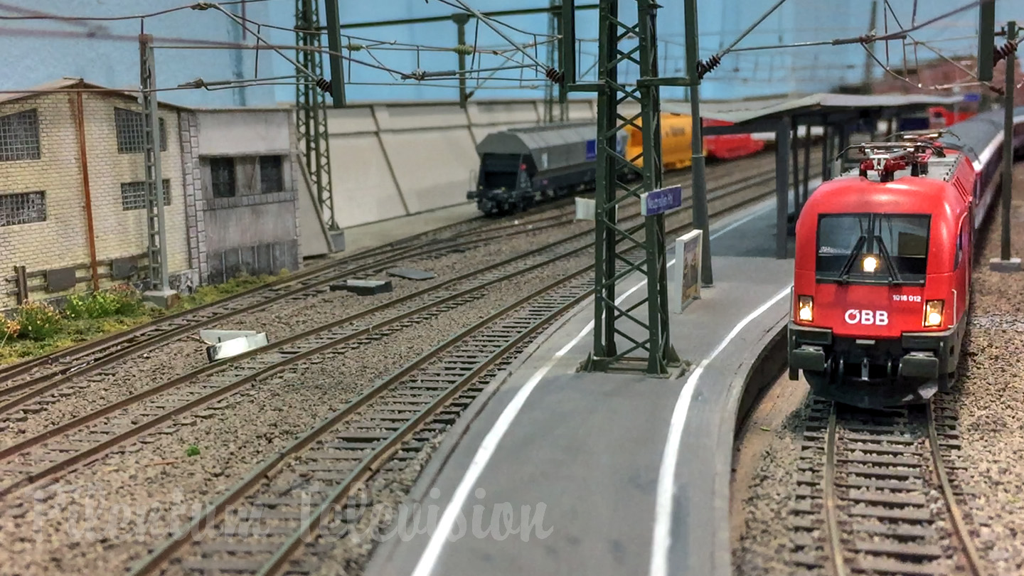 Plastico ferroviario “Stazione centrale di Neupreussen” - Treni Piko e Trenini Roco in scala HO