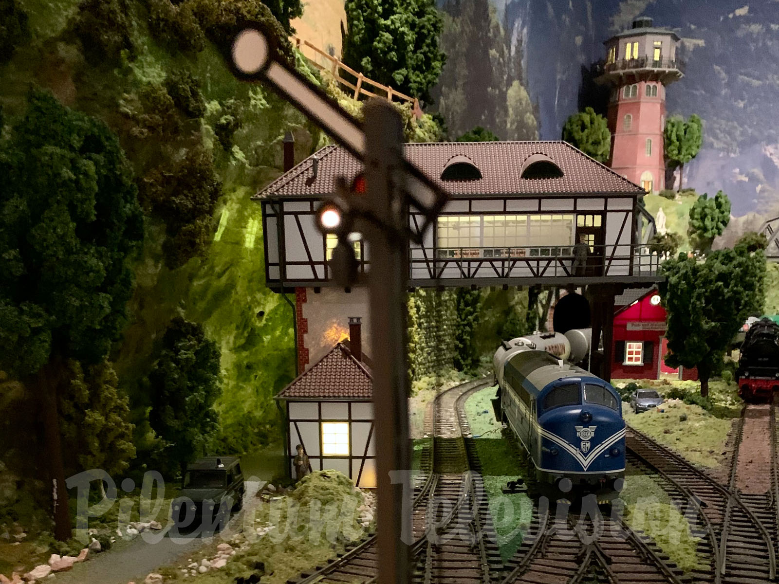 Plastico ferroviario di Arnold in scala 1:32 - Un mondo in miniatura per le locomotive a vapore