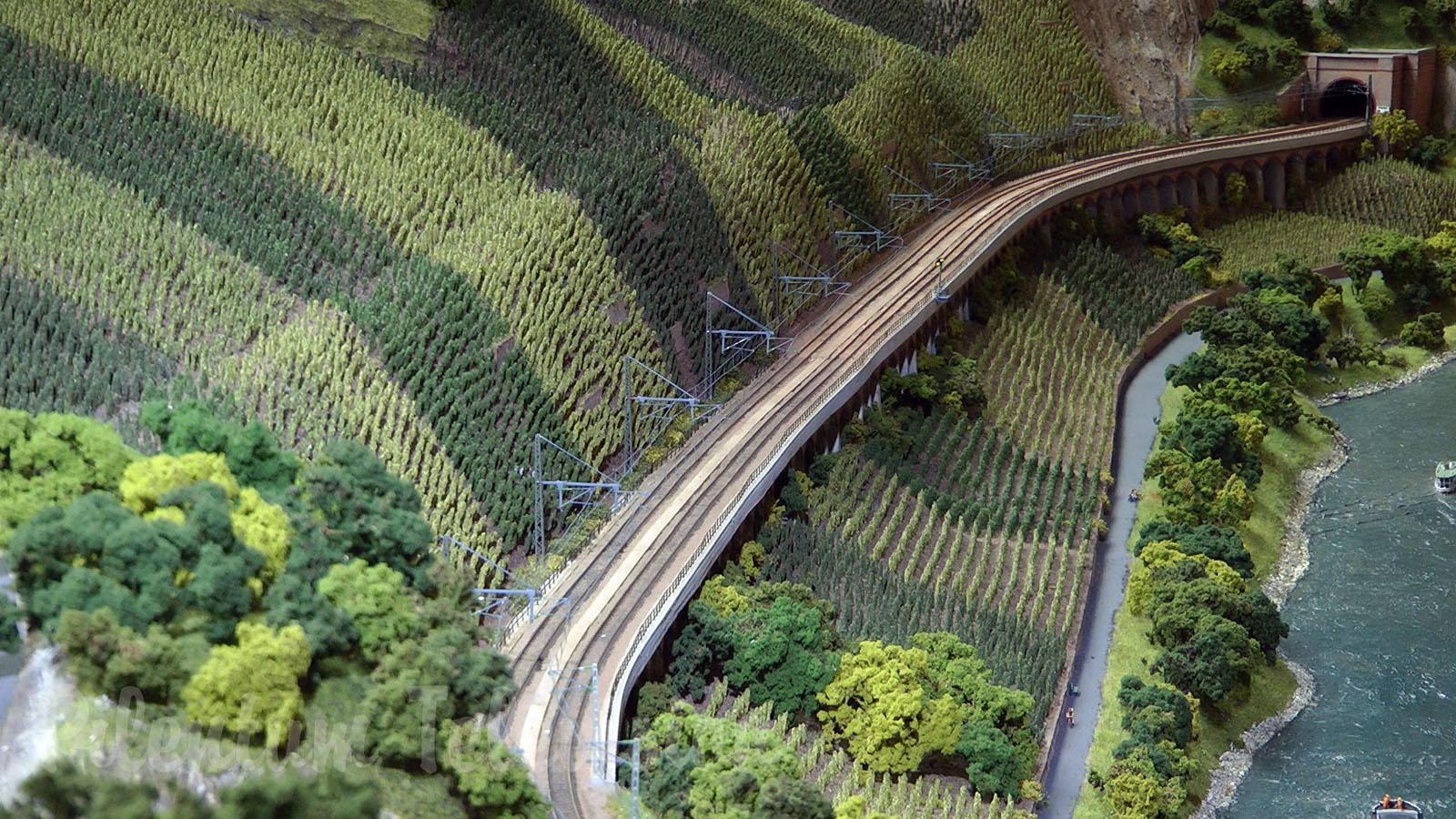 Plastico ferroviario in scala N della ferrovia della valle della Mosella in Germania realizzato da Fleischmann