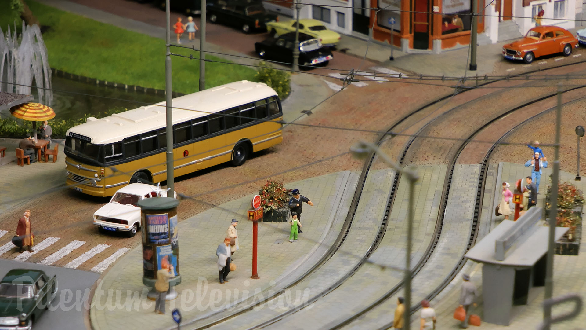 Plastico ferroviario con tram e treni della stazione centrale di Rotterdam in scala HO di Thom Raven