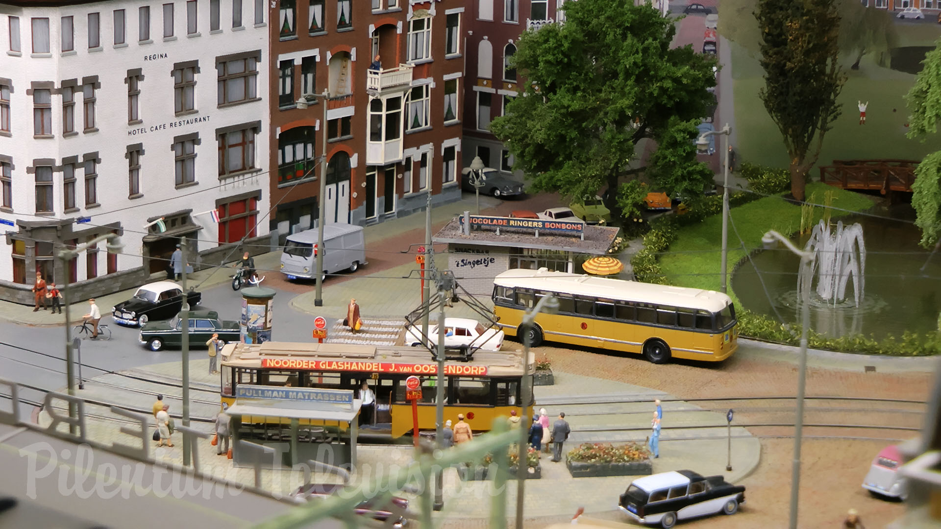 Plastico ferroviario con tram e treni della stazione centrale di Rotterdam in scala HO di Thom Raven