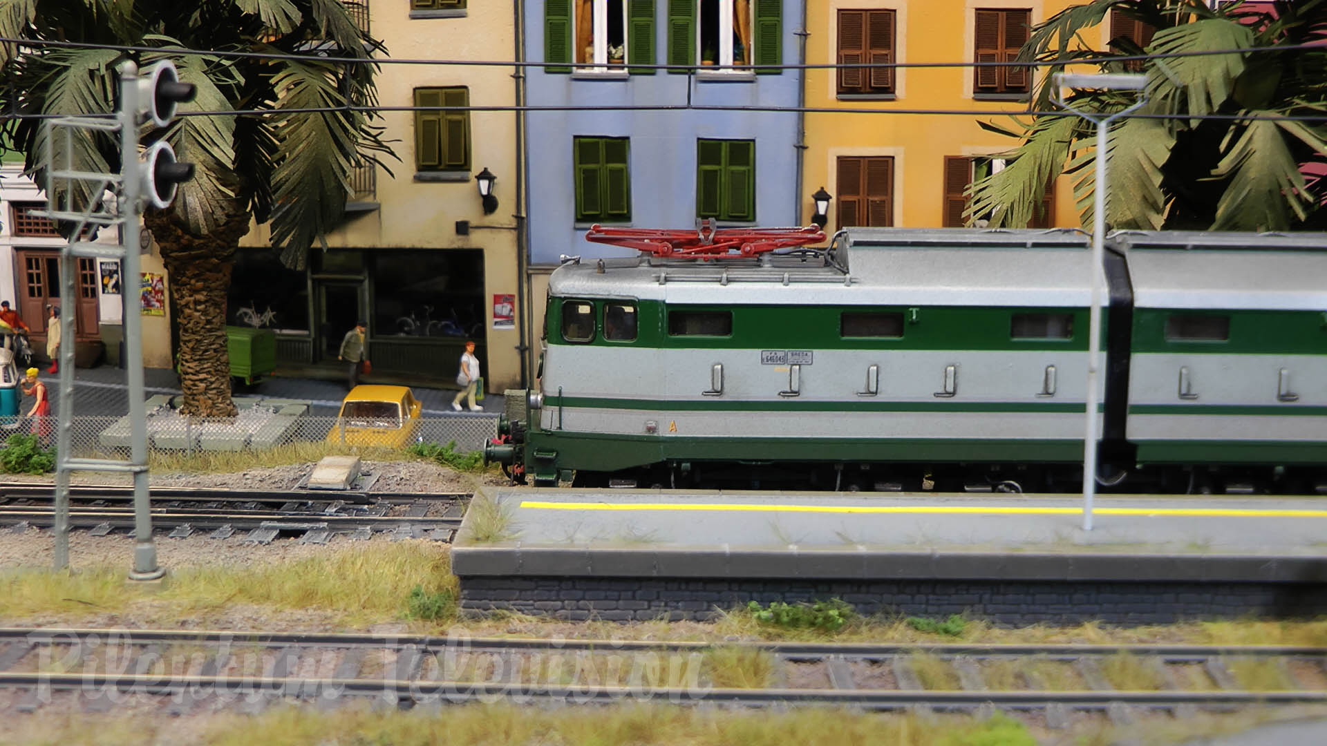 Treni in transito - Il plastico ferroviario Giacomo con trenini elettrici di ACME e Rivarossi da Maurice Kleverwal