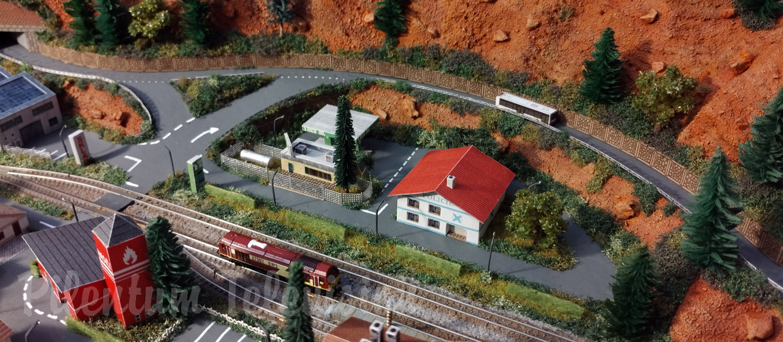 Uno dei più piccoli plastici ferroviari: Micro modelli e treni elettrici in scala 1/480 (T-Gauge)