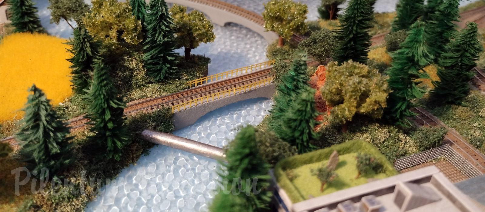 Uno dei più piccoli plastici ferroviari: Micro modelli e treni elettrici in scala 1/480 (T-Gauge)