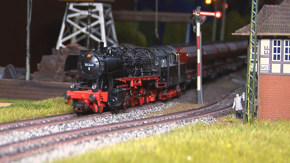 Plastico ferroviario con treni e trenini in scala HO con uno scenario sexy